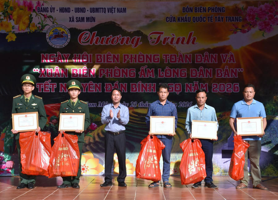 Lãnh đạo xã Sam Mứn tặng Giấy khen cho các cá nhân có thành tích xuất sắc trong thực hiện Chỉ thị 01 của Thủ tướng Chính phủ.