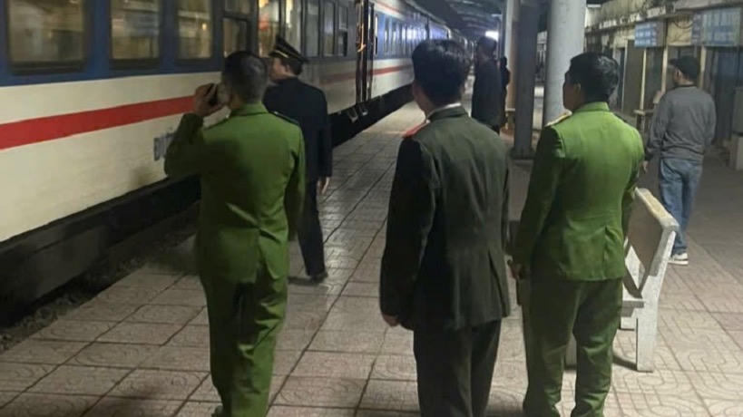 Thiếu nữ 16 tuổi bị “bắt cóc online” được giải cứu khi đang đi tàu hỏa