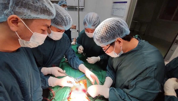 Phẫu thuật hơn 3 giờ cứu sống bệnh nhân nguy kịch do vết thương phức tạp vùng cổ