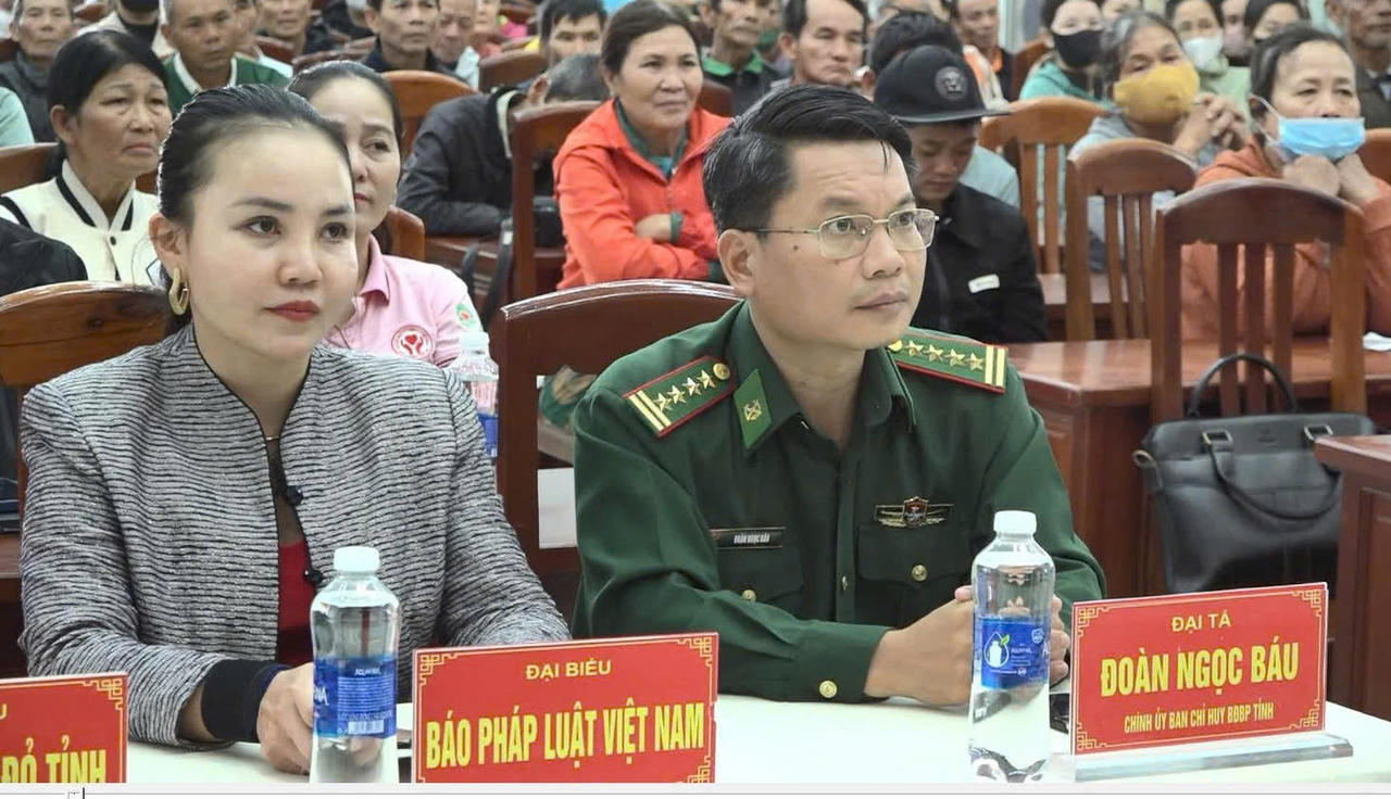 Nhà báo Ngọc Châu, đại diện Văn phòng Báo Pháp luật Việt Nam tại Gia Lai cùng Đại tá Đoàn Ngọc Báu, Bí thư Đảng ủy, Chính ủy Bộ đội Biên phòng tỉnh Gia Lai tại buổi lễ trao tặng quà.