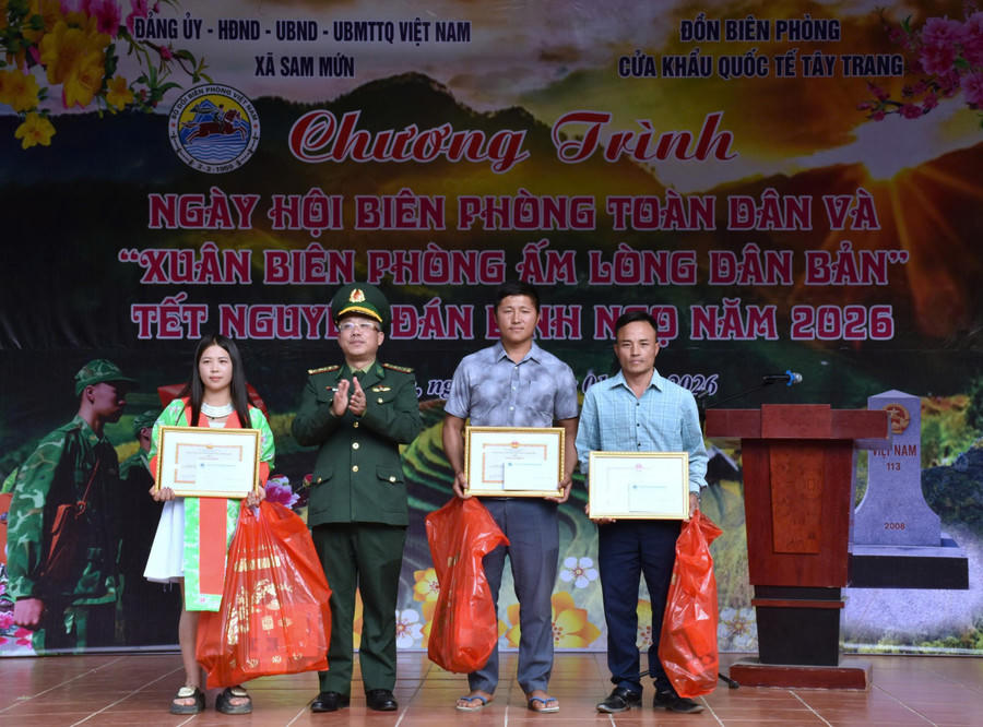Lãnh đạo Ban Chỉ huy Bộ đội Biên phòng tỉnh Điện Biên tặng Giấy khen cho các tập thể có thành tích xuất sắc trong thực hiện Chỉ thị 01 của Thủ tướng Chính phủ.