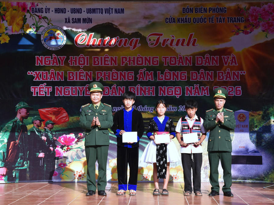 Trao quà cho 3 học sinh là “Con nuôi Đồn Biên phòng”.