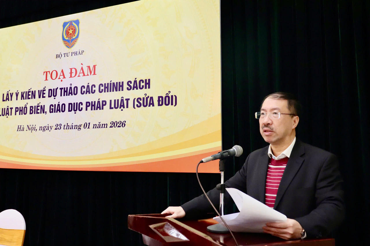 Cục trưởng Cục PBGDPL và Trợ giúp pháp lý Cù Thu Anh phát biểu.