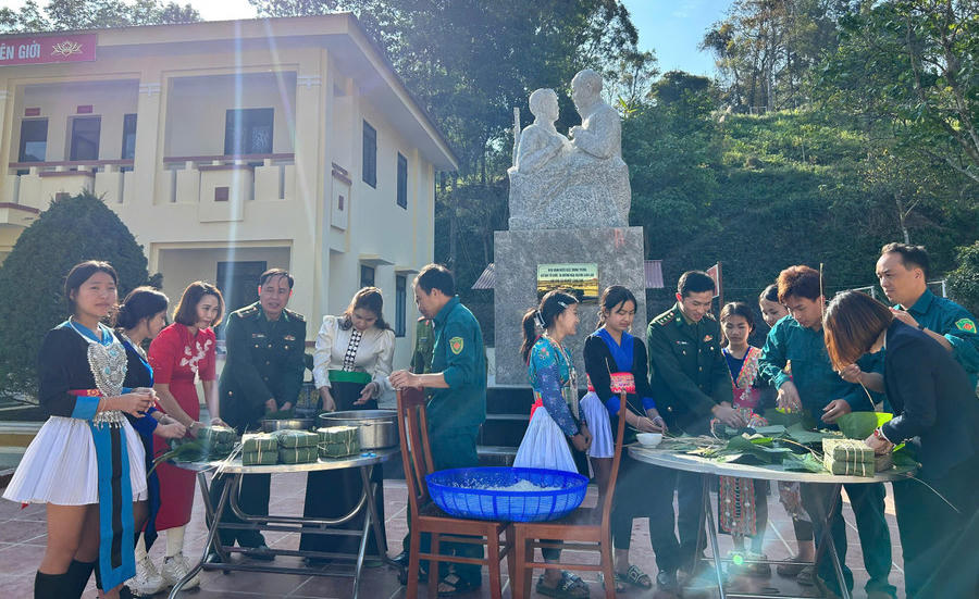 Gói bánh chưng trong Ngày hội Biên phòng toàn dân và chương trình “Xuân Biên phòng ấm lòng dân bản”.