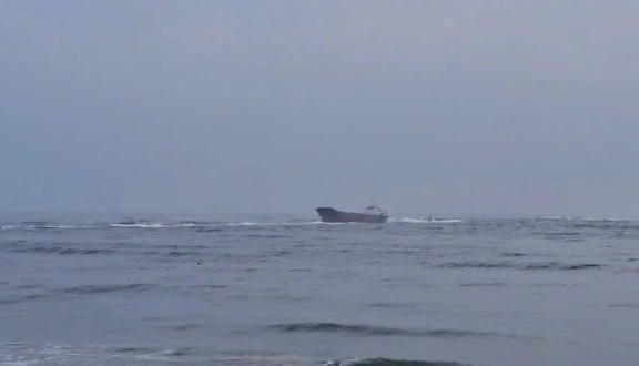 Tàu hàng gần 3.000 tấn mắc cạn tại cảng Cửa Việt