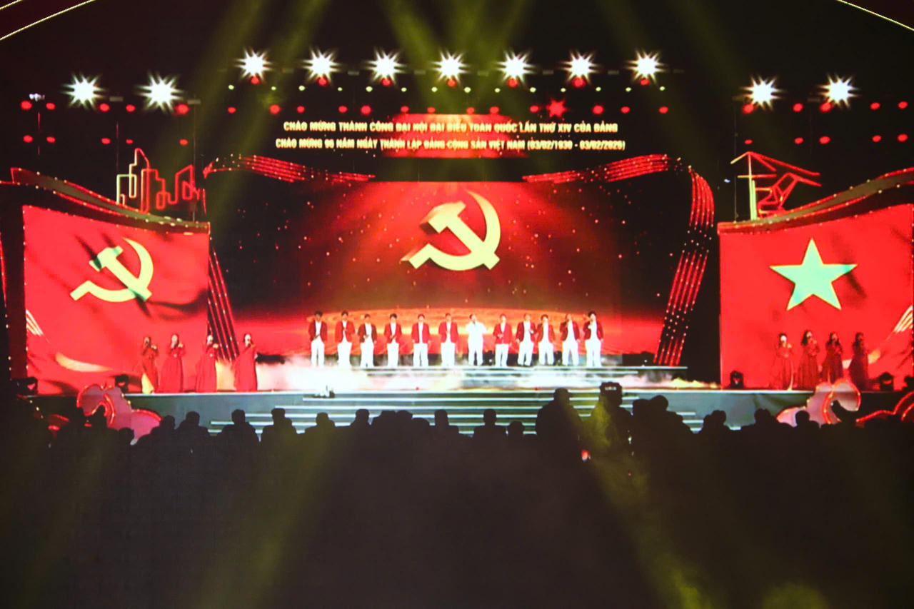 Hải Phòng rực rỡ chương trình nghệ thuật và bắn pháo hoa chào mừng thành công Đại hội XIV của Đảng 
