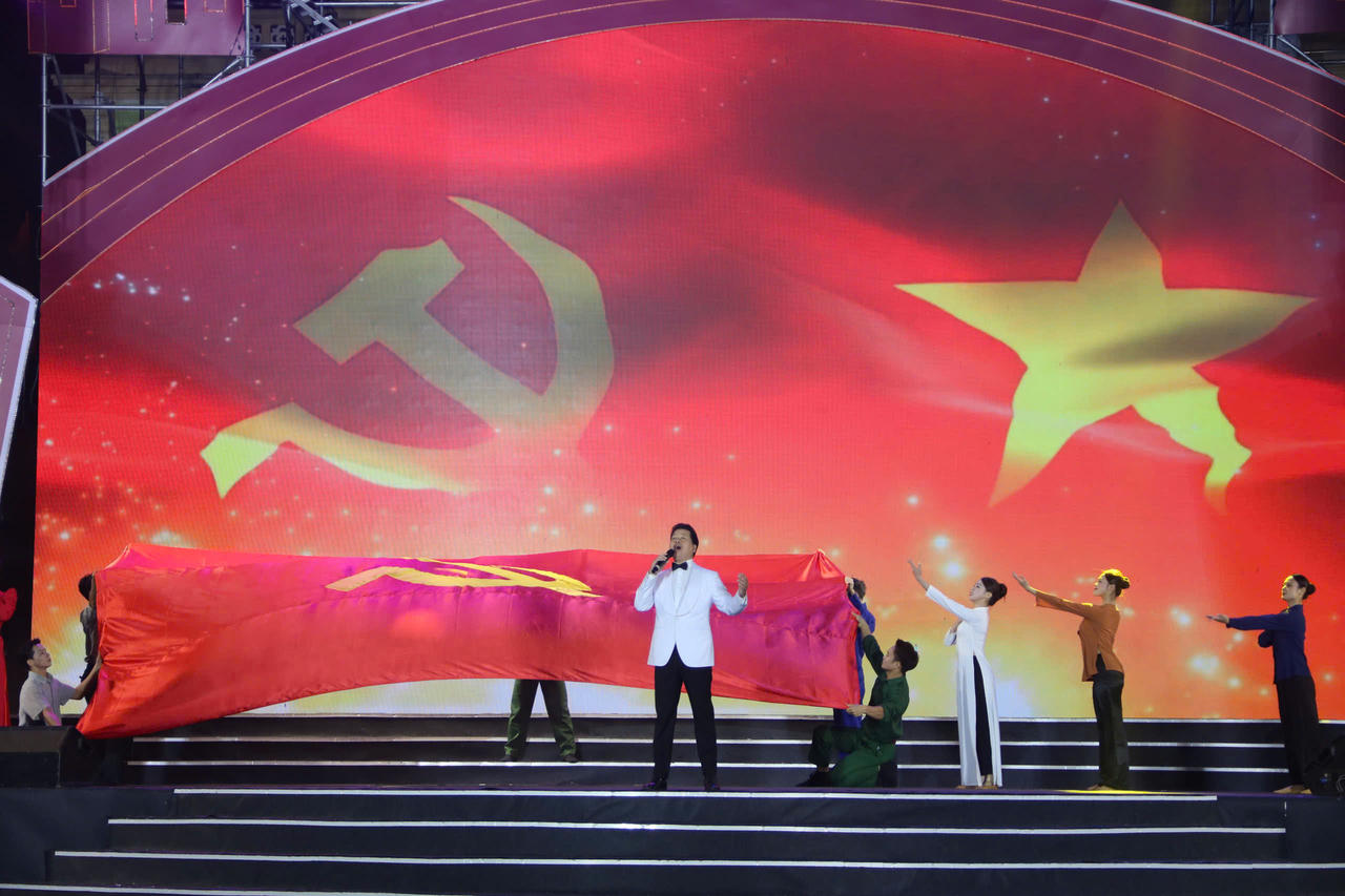 Hải Phòng rực rỡ chương trình nghệ thuật và bắn pháo hoa chào mừng thành công Đại hội XIV của Đảng 
