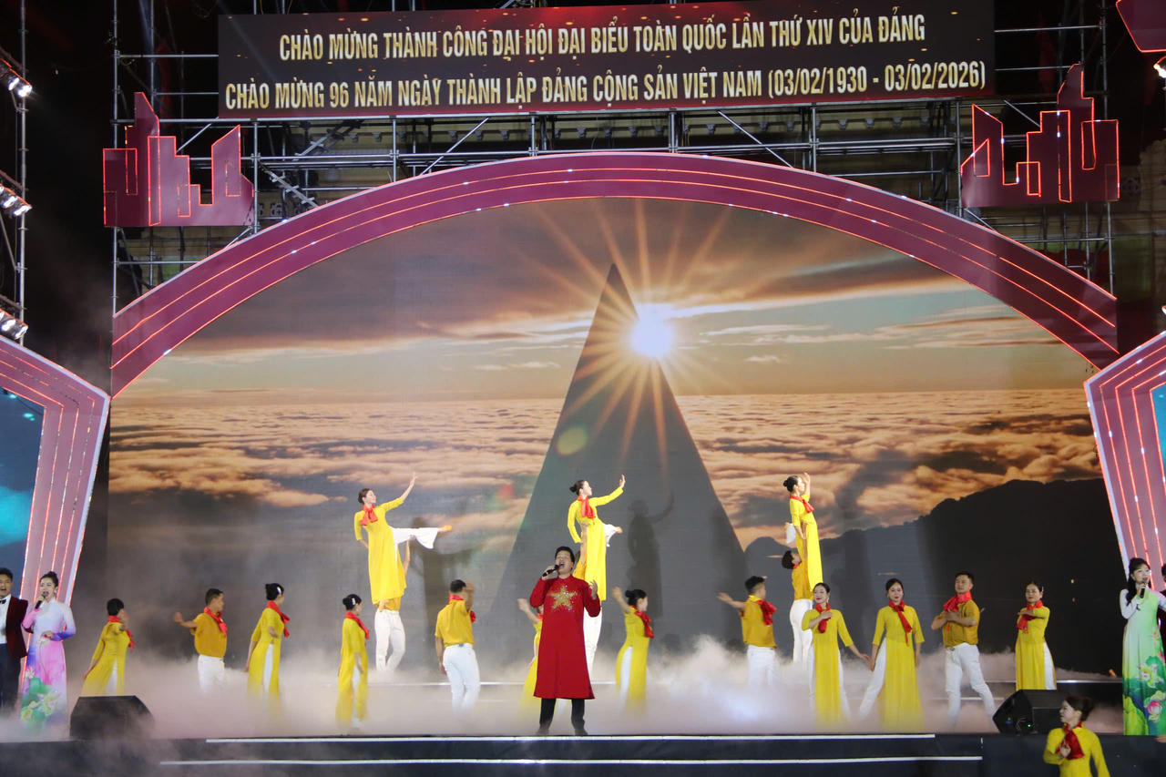 Hải Phòng rực rỡ chương trình nghệ thuật và bắn pháo hoa chào mừng thành công Đại hội XIV của Đảng 
