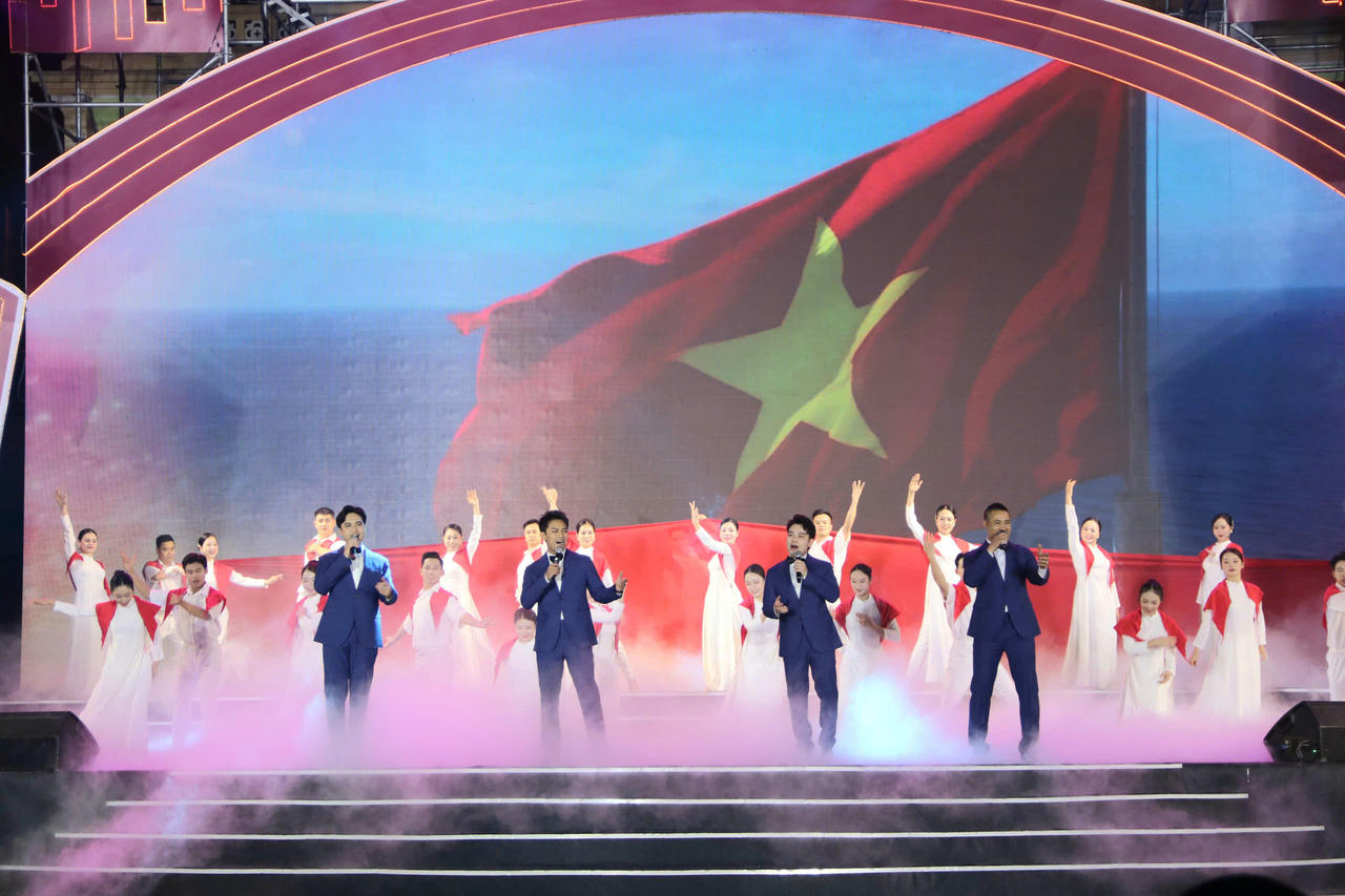 Hải Phòng rực rỡ chương trình nghệ thuật và bắn pháo hoa chào mừng thành công Đại hội XIV của Đảng 
