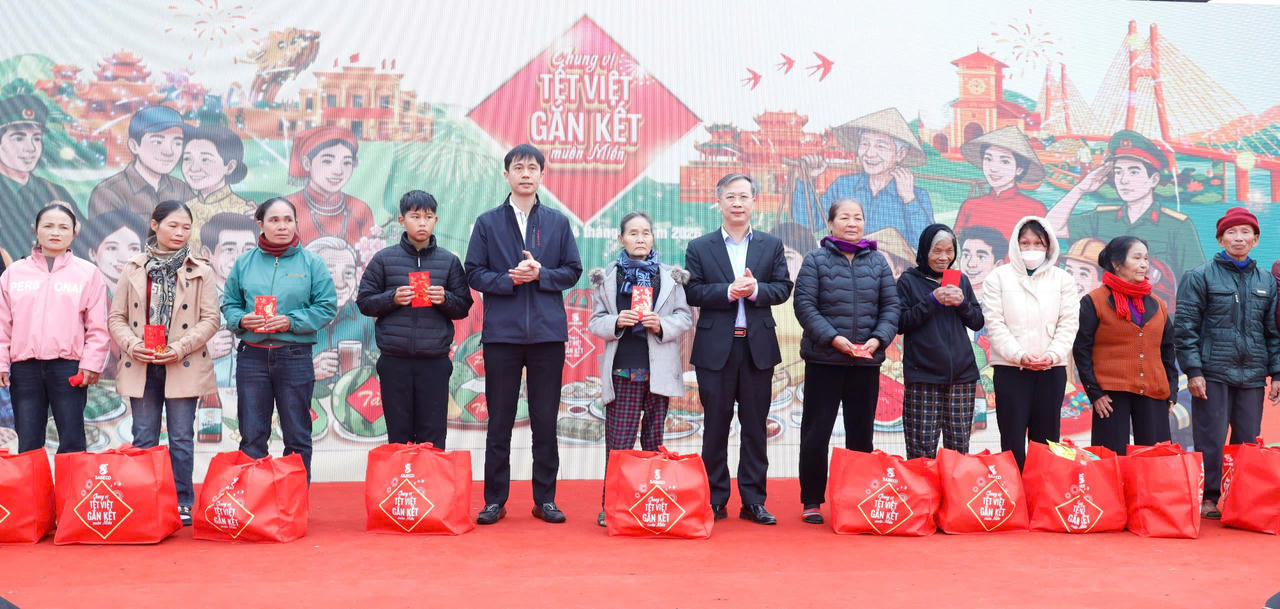Quà tết sớm cho người dân xã miền núi Nghệ An
