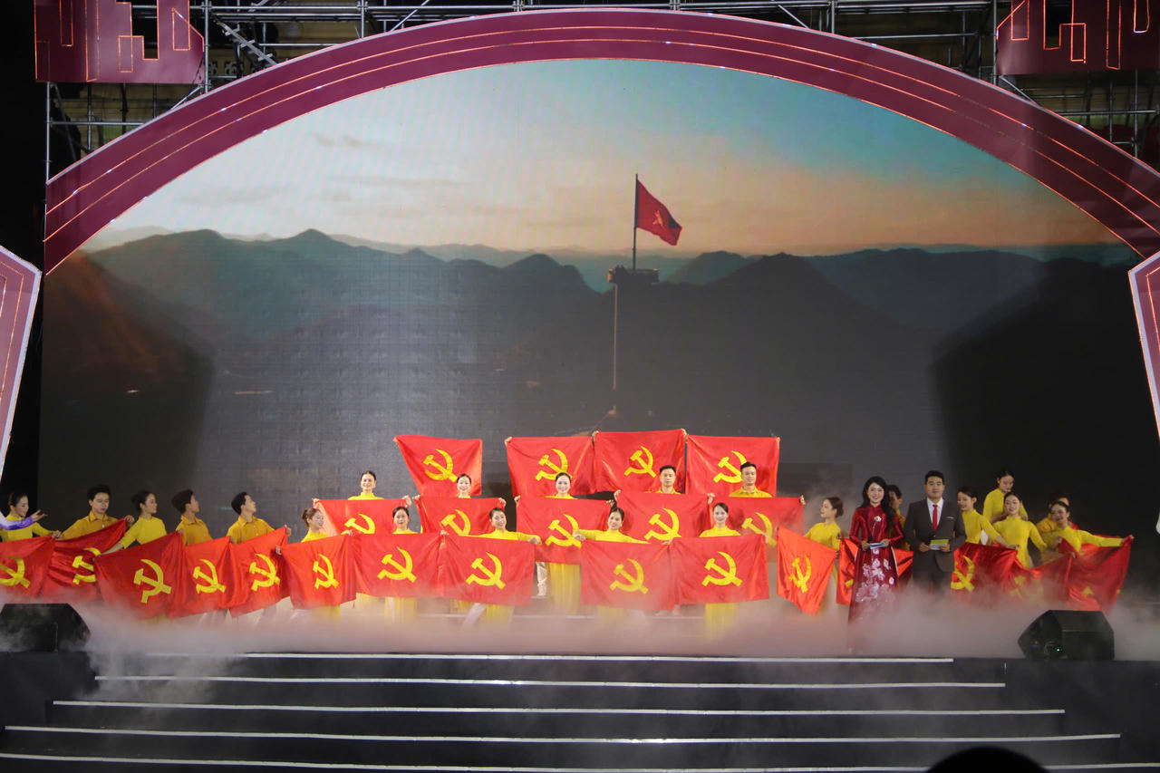 Hải Phòng rực rỡ chương trình nghệ thuật và bắn pháo hoa chào mừng thành công Đại hội XIV của Đảng 
