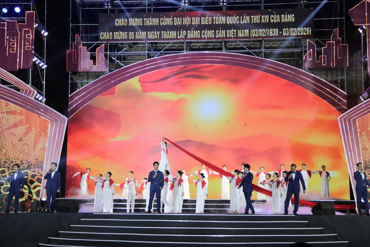 Hải Phòng rực rỡ chương trình nghệ thuật và bắn pháo hoa chào mừng thành công Đại hội XIV của Đảng 
