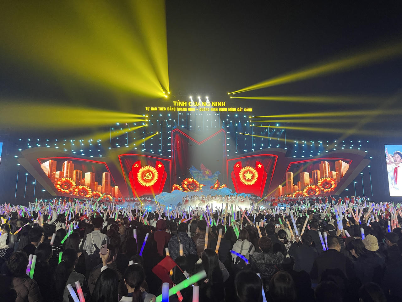 Tự hào theo Đảng quang vinh - Quảng Ninh vươn mình cất cánh