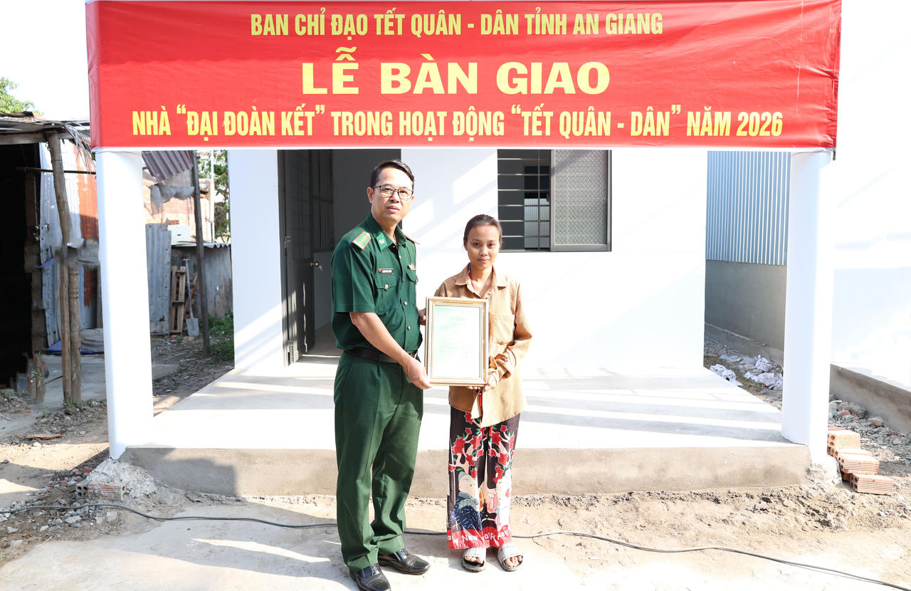 Đại tá Doãn Đình Tránh, Phó Chính ủy Ban Chỉ huy Bộ đội Biên phòng tỉnh trao quyết định tặng Nhà đại đoàn kết cho chị Dương Thị Yến. 