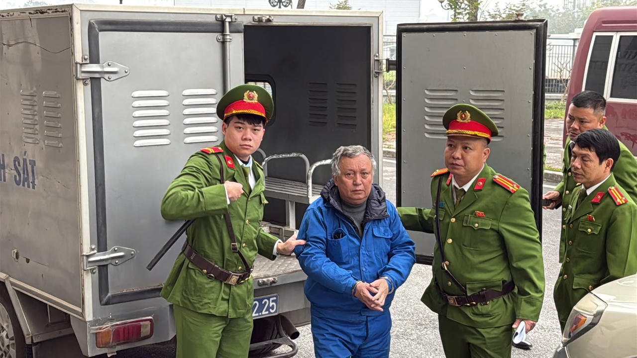 Dẫn giải bị cáo vào phòng xử.