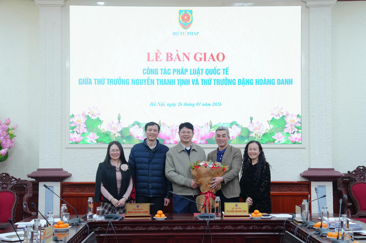 Thứ trưởng Nguyễn Thanh Tịnh và Thứ trưởng Đặng Hoàng Oanh bàn giao công tác pháp luật quốc tế
