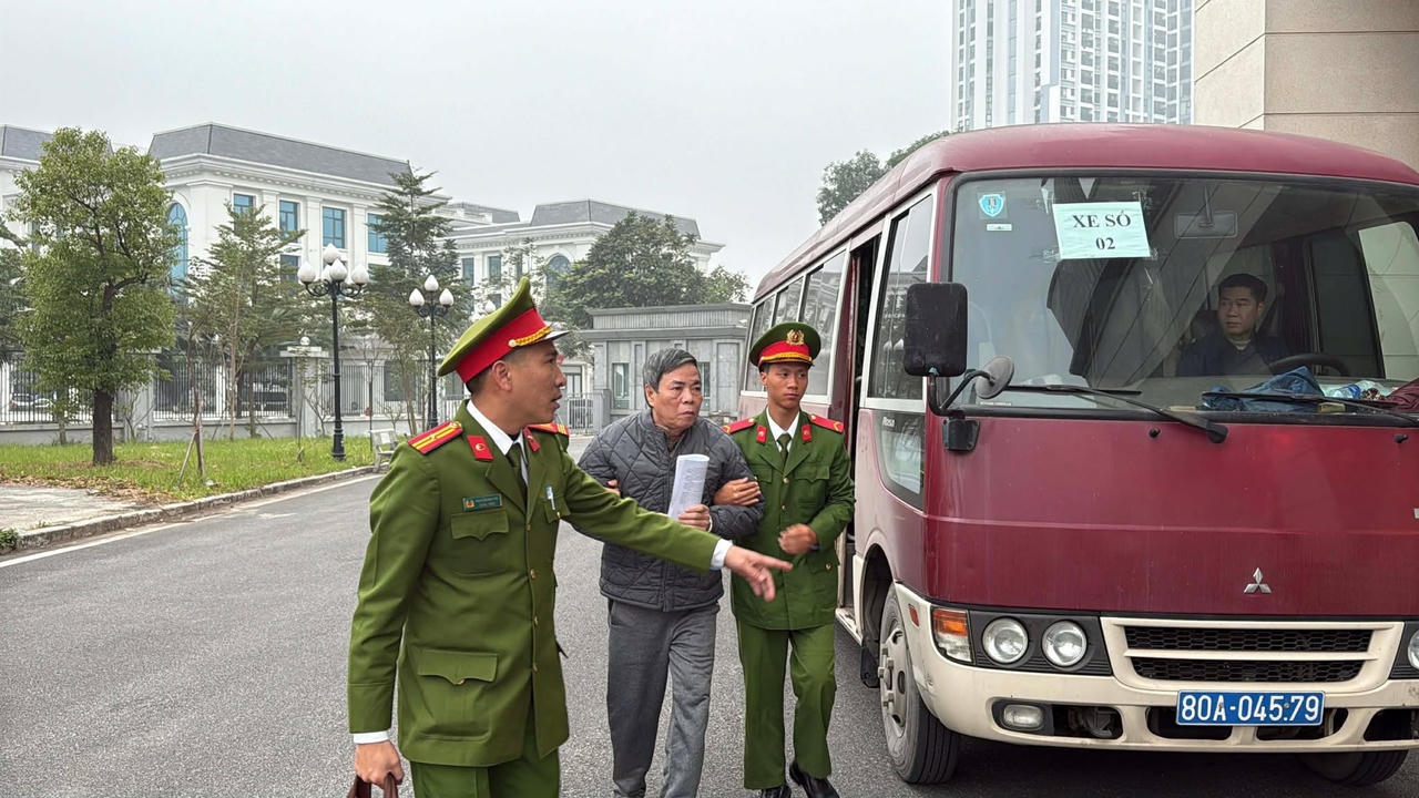 Dẫn giải bị cáo vào phòng xử.