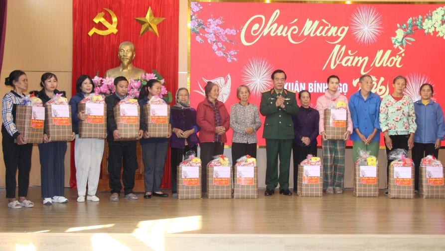 Thứ trưởng Bộ Quốc phòng tặng quà Tết gia đình chính sách phường Hiệp Hòa (Quảng Ninh)