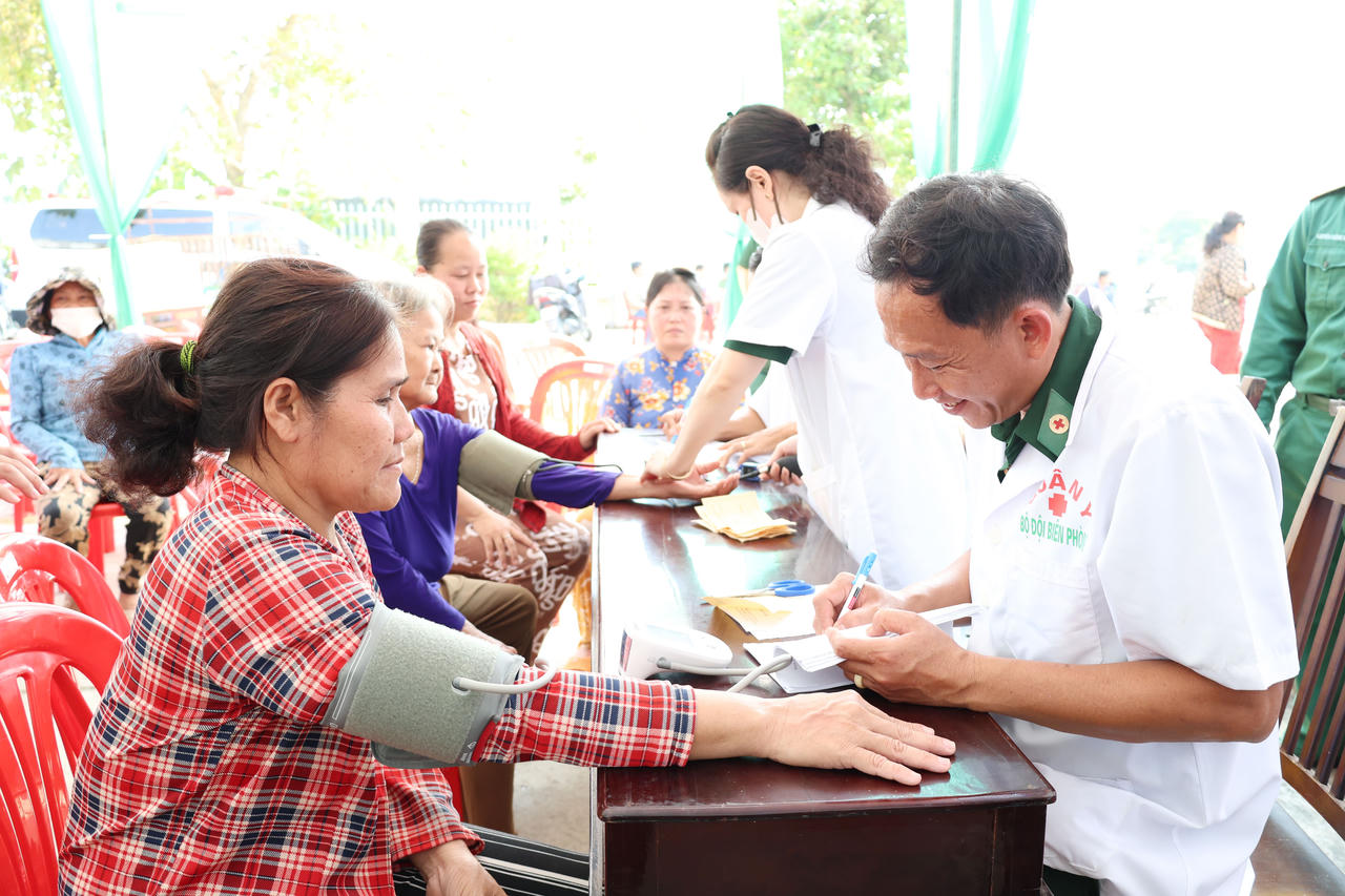 Xuân Biên phòng ấm lòng dân bản tại xã biên giới Vĩnh Xương (tỉnh An Giang)
