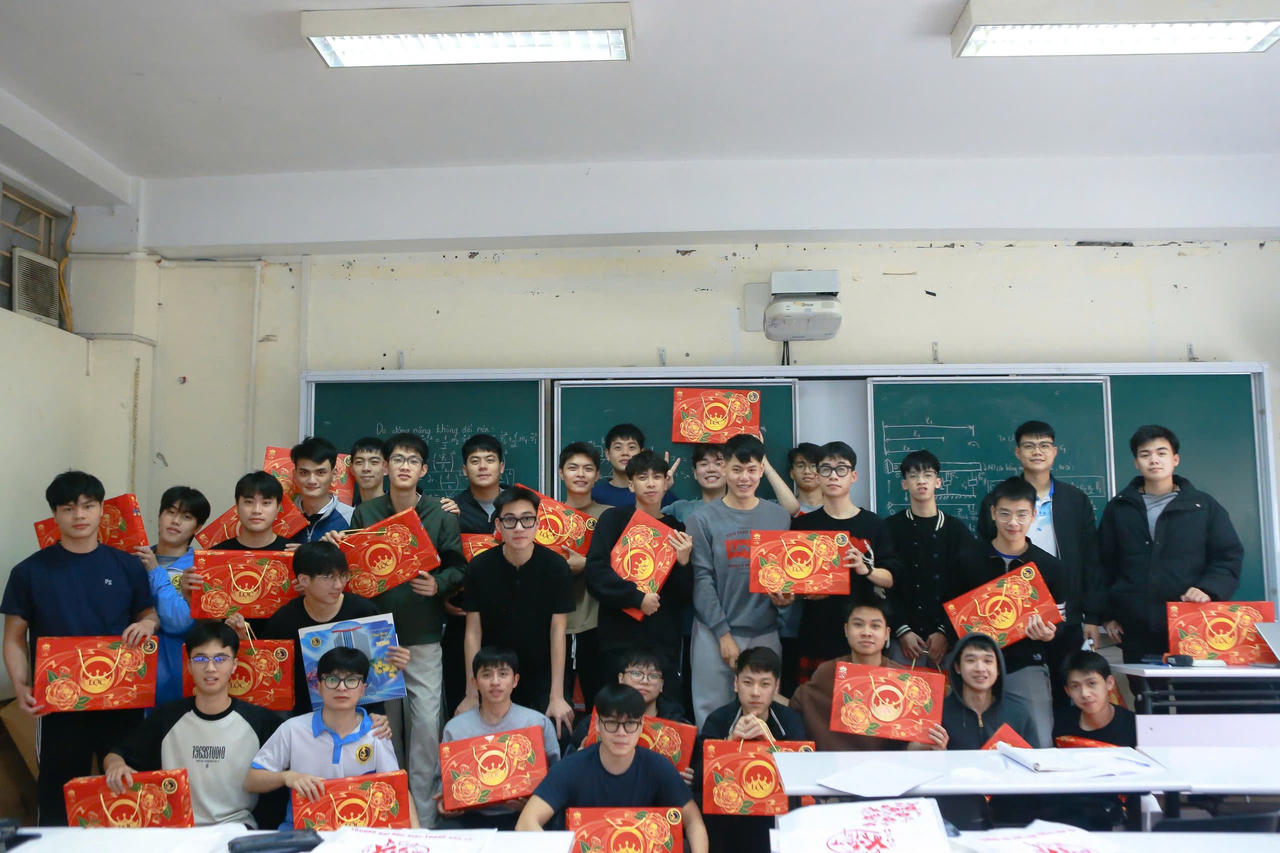 Loạt đại học lì xì, tặng miễn phí vé xe về quê ăn Tết cho sinh viên