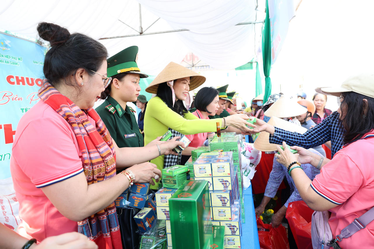 Xuân Biên phòng ấm lòng dân bản tại xã biên giới Vĩnh Xương (tỉnh An Giang)