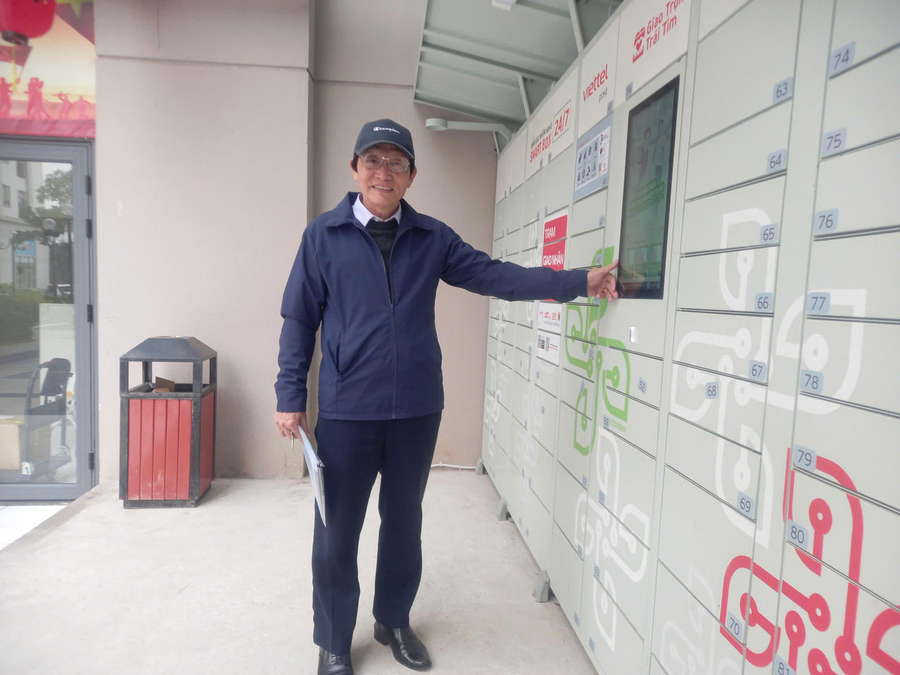 Người dân phấn khởi khi được sở hữu một căn hộ ấm cúng trong không gian xanh, với đầy đủ tiện ích.