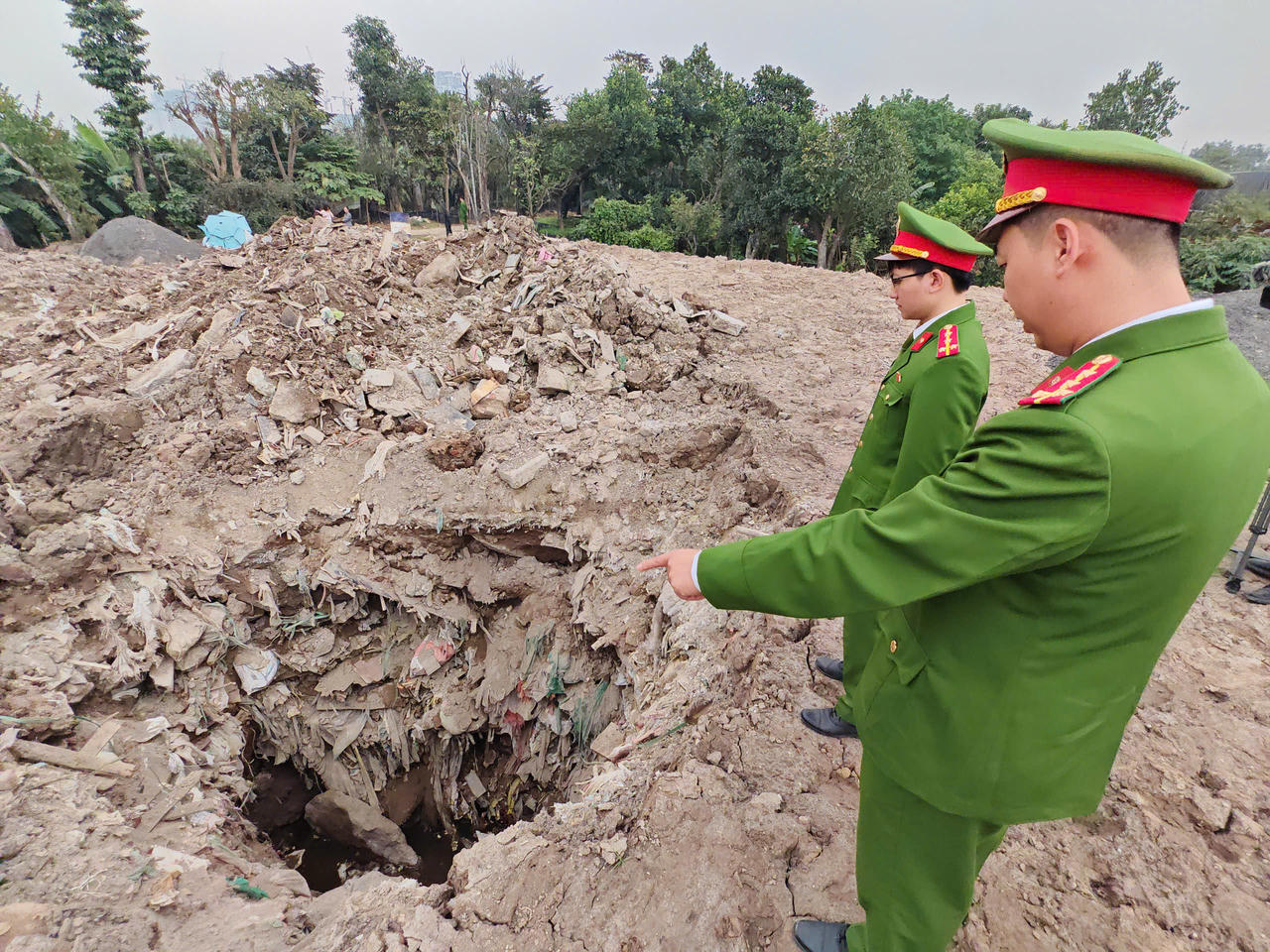 Hà Nội: Khởi tố 3 giám đốc trong vụ án gây ô nhiễm môi trường tại xã Bát Tràng