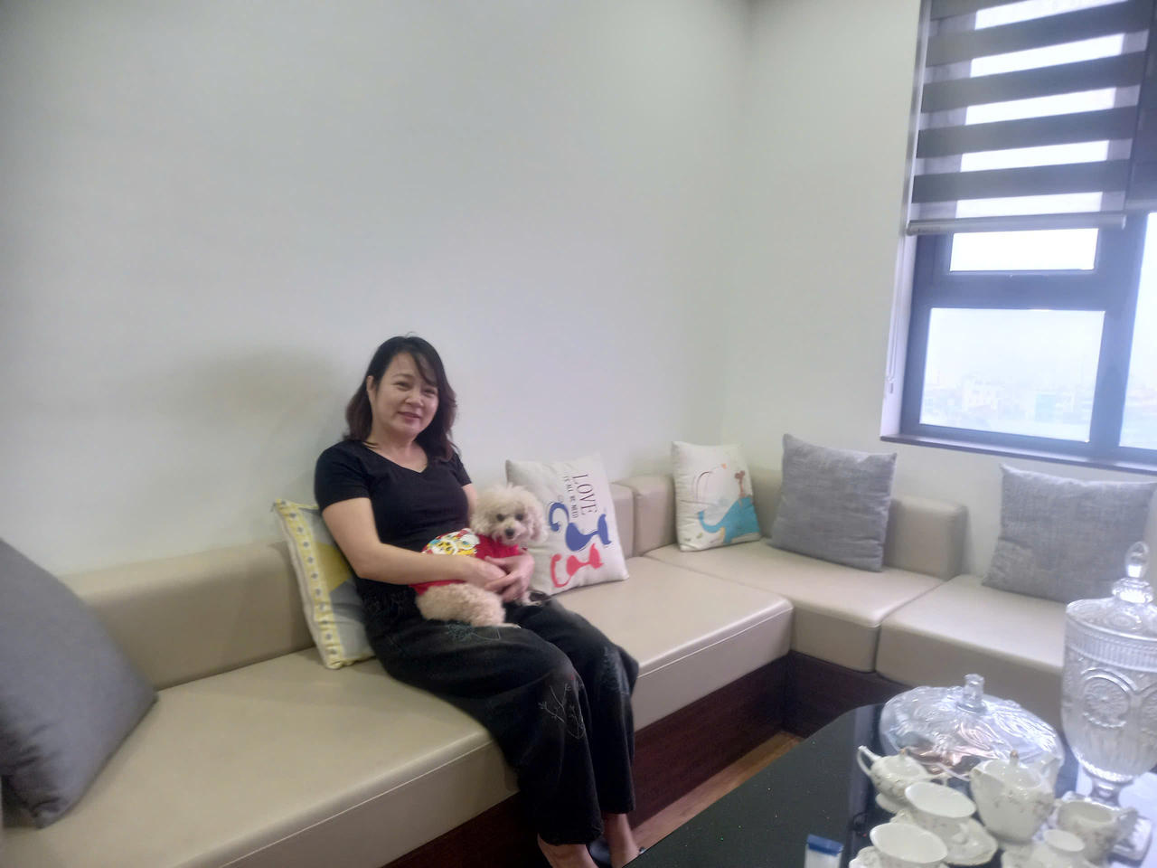 Bà Nguyễn Thị Xiêm phấn khởi khi cùng gia đình chuyển về khu chung cư sinh sống.