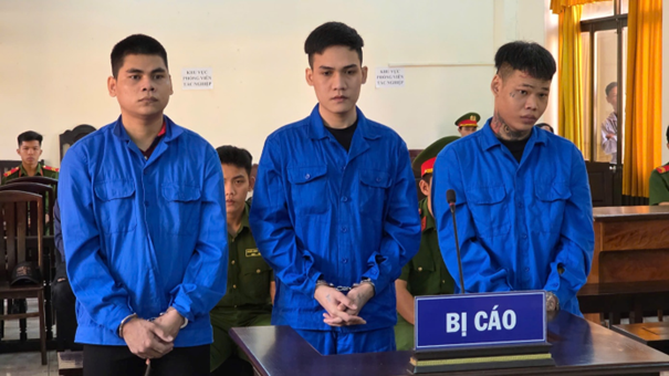 Mang dao đi... rủ bạn nhậu rồi gây án mạng, 3 người lĩnh án hơn 40 năm tù