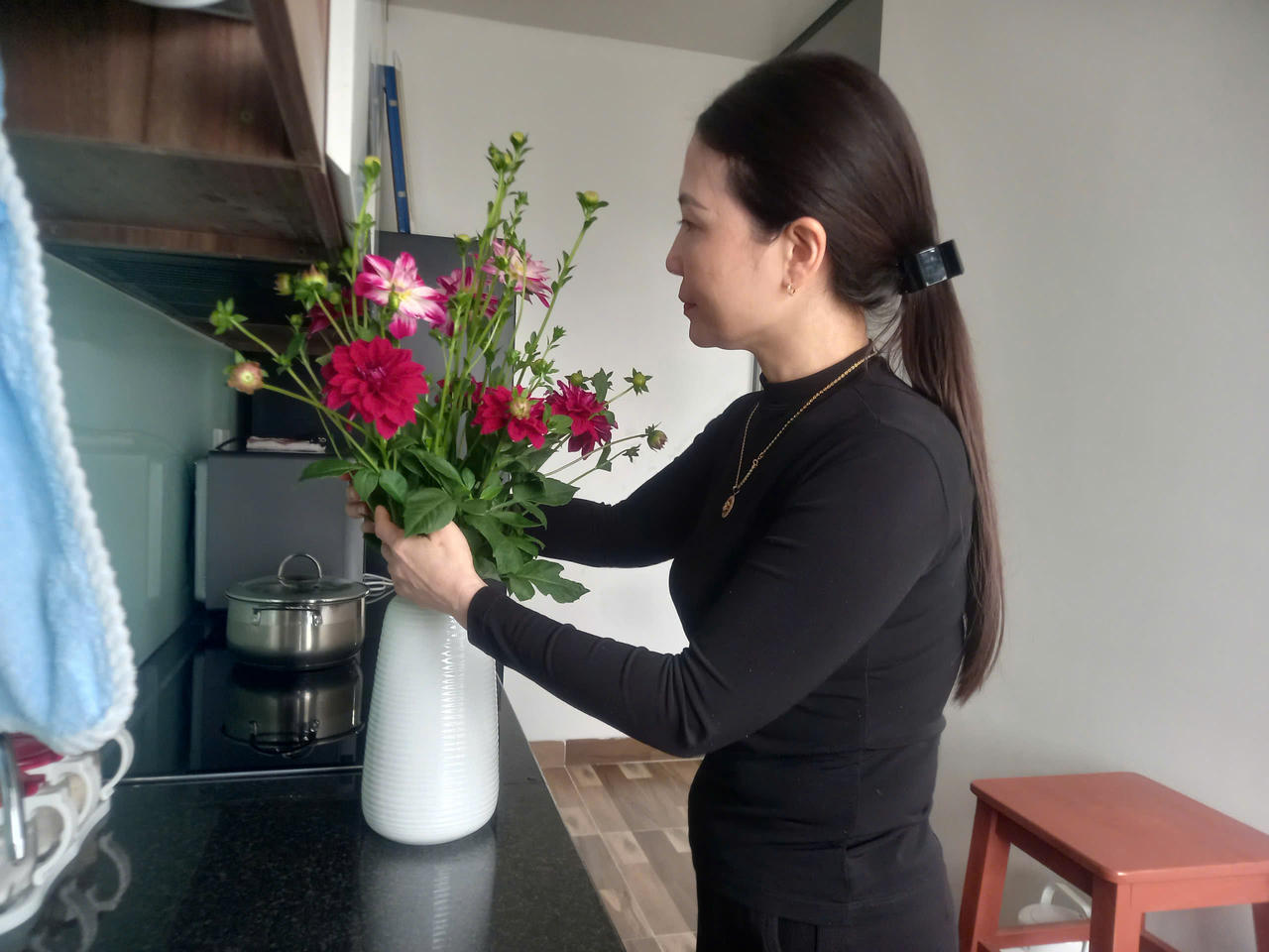 Vợ ông Toàn cắm hoa trong căn hộ ấm cúng của gia đình.