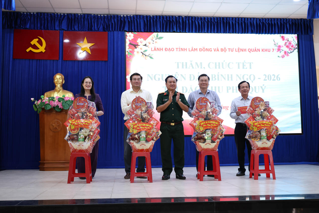 Trung tướng Trần Vinh Ngọc thăm, chúc Tết Đặc khu Phú Quý