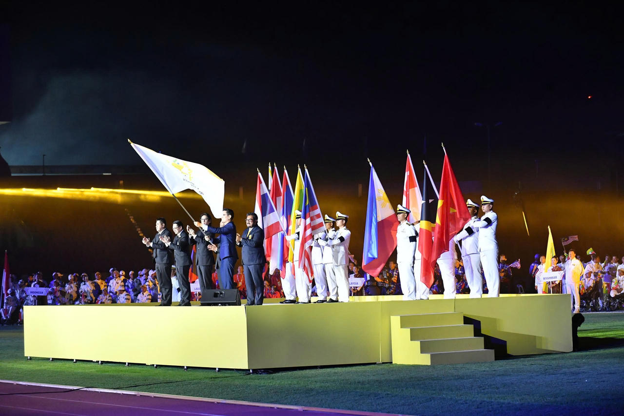 Nghi lễ trao cờ cho&nbsp;đại diện Malaysia – chủ nhà ASEAN Para Games 14 vào năm 2027. (Ảnh: T.Dương)