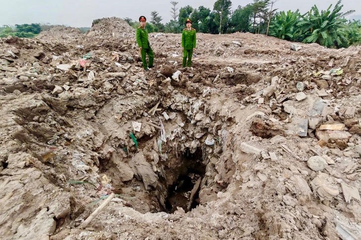 Vụ án đổ trộm gần 8.000 tấn rác thải xây dựng tại Bát Tràng: Công an Hà Nội khởi tố 4 bị can