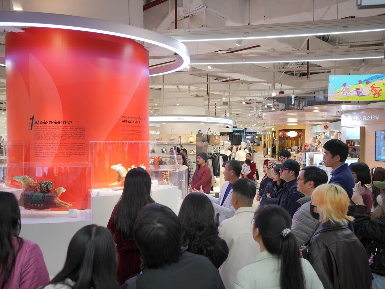 A group of people looking at a displayAI-generated content may be incorrect.