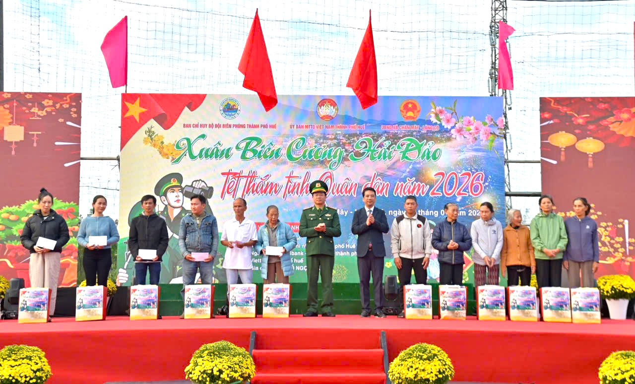 Mang Tết sớm đến với người dân vùng biển Chân Mây - Lăng cô