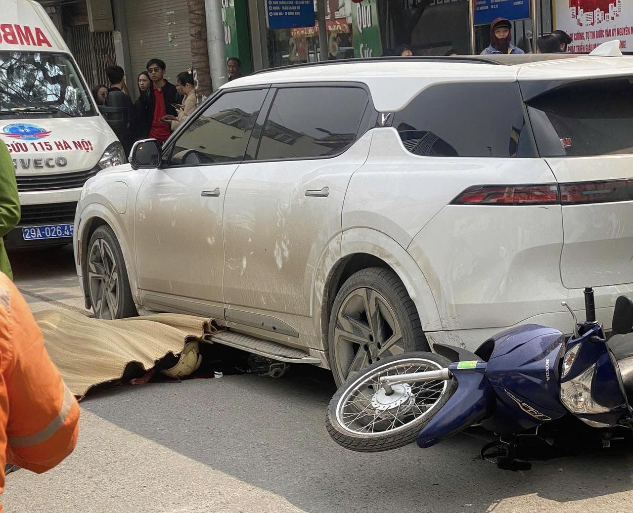 Lùi xe ôtô trên phố Khâm Thiên gây tai nạn, một người tử vong
