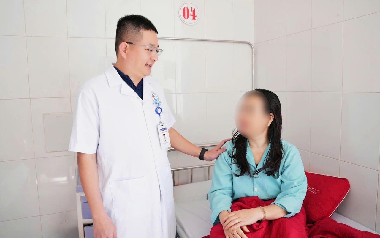 Can thiệp thành công ca phình mạch máu não ở sát nền sọ