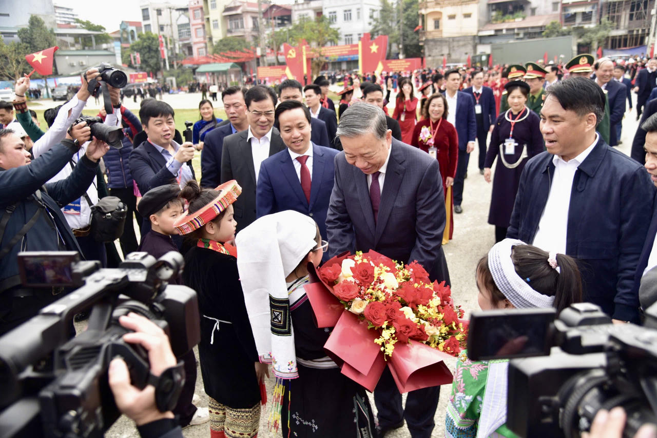 Tổng Bí thư Tô Lâm gặp mặt, nói chuyện với nhân dân các dân tộc tỉnh Cao Bằng