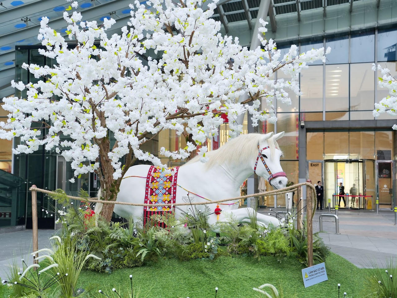 A horse statue in a courtyardAI-generated content may be incorrect.