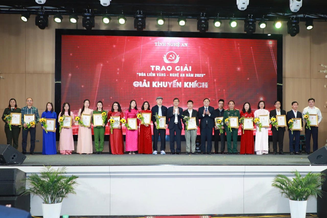 Phóng viên Báo Pháp luật Việt Nam đạt giải "Búa liềm vàng -  Nghệ An" năm 2025