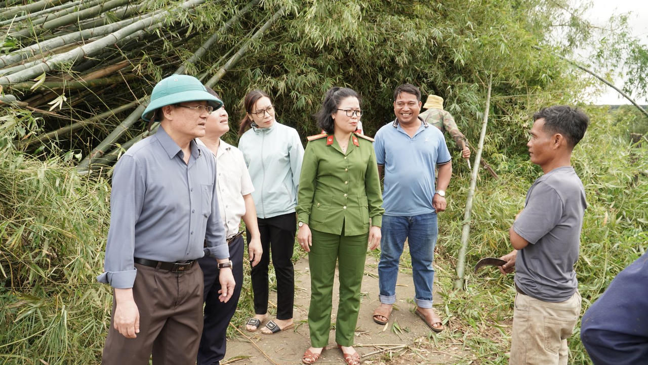 Chính quyền xã Đăk Hà thường xuyên thăm hỏi, khảo sát thực tiễn cuộc sống người dân.