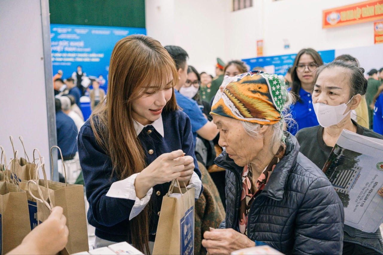 A person holding a bag of food

AI-generated content may be incorrect.