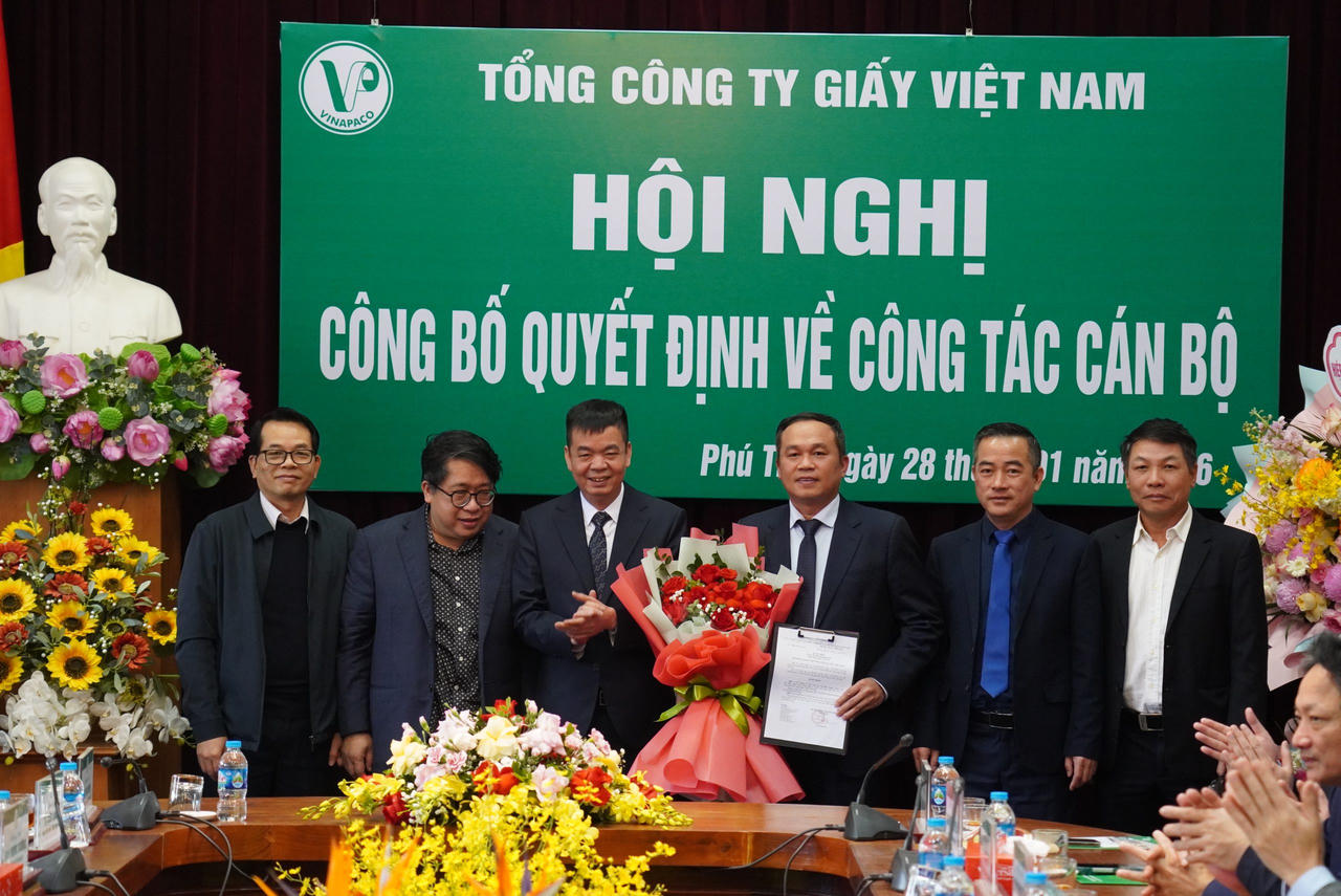 Ông Cao Văn Sơn – Bí thư Đảng ủy, Chủ tịch Hội đồng thành viên VINAPACO và đại diện các đơn vị tặng hoa chúc mừng ông Tạ Đức Long