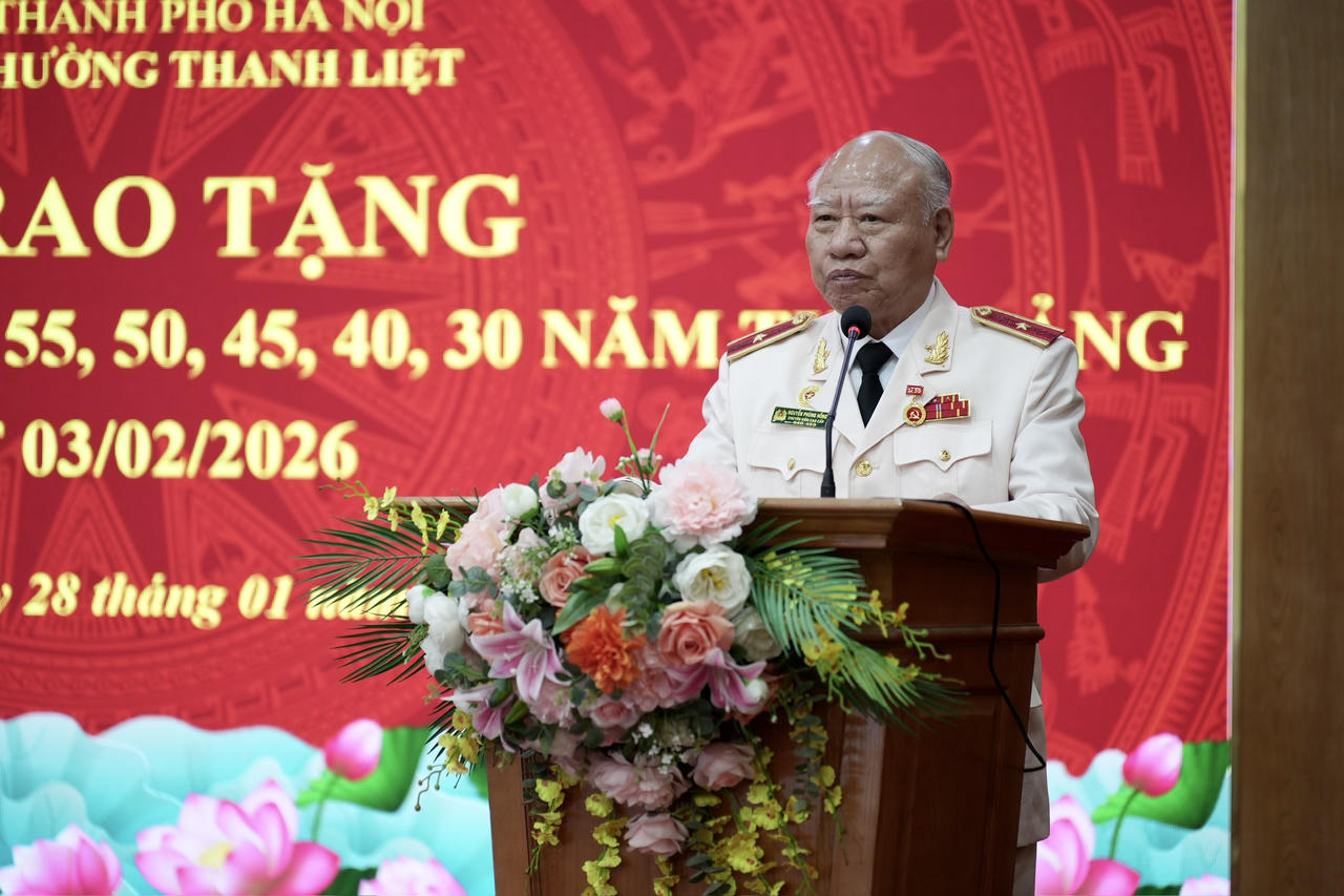 Thiếu tướng, GS.TS Nguyễn Phùng Hồng - nguyên Chủ tịch Hội đồng chức danh Giáo sư ngành Khoa học An ninh Việt Nam, đảng viên nhận Huy hiệu 55 năm tuổi Đảng bày tỏ niềm xúc động, vinh dự và lòng biết ơn sâu sắc trước sự quan tâm của Đảng, Nhà nước, Thành ủy Hà Nội và Đảng uỷ phường Thanh Liệt.