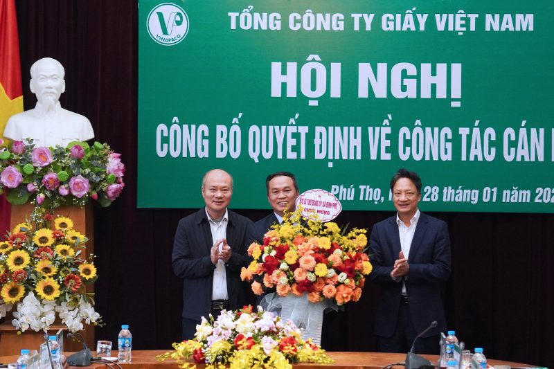 Đại diện Lãnh đạo xã Phù Ninh tặng hoa chúc mừng ông Tạ Đúc Long