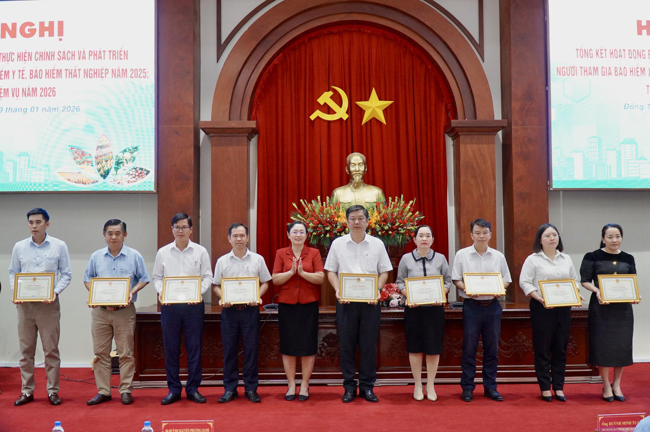 Bà Huỳnh Nguyễn Phương Oanh - Phó Trưởng Ban Chỉ đạo, Giám đốc BHXH tỉnh Đồng Tháp trao giấy khen đến các Ban Chỉ đạo cấp xã (đợt 1). (Ảnh: Kim Ngân)
