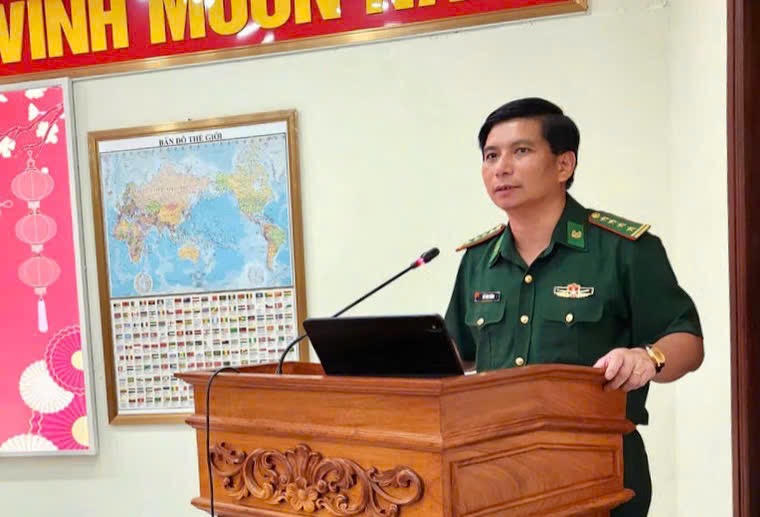 Đại tá Đỗ Vĩnh Thăng, Phó Chính ủy Bộ Tư lệnh TP HCM, kiêm Chính ủy Ban Chỉ huy Bộ đội Biên phòng TP HCM phát biểu tại buổi gặp mặt.