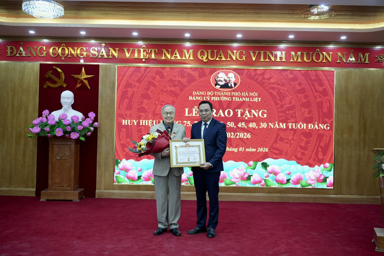 Đồng chí Nguyễn Minh Tuân trao Huy hiệu 75 năm tuổi Đảng cho đảng viên Bùi Quang Thắng, sinh hoạt tại Chi bộ TDP số 9-10 Thanh Xuân Nam.