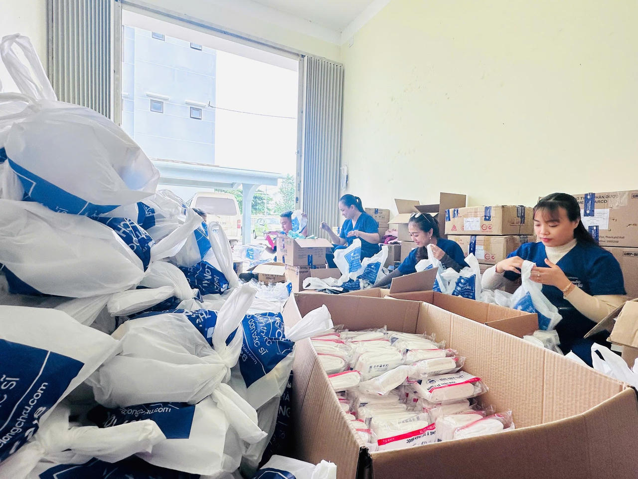 A group of people packing supplies

AI-generated content may be incorrect.