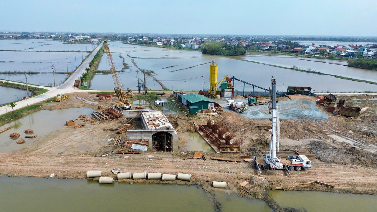 Ngổn ngang dự án đường Tố Hữu nối dài đi sân bay Phú Bài (Huế)